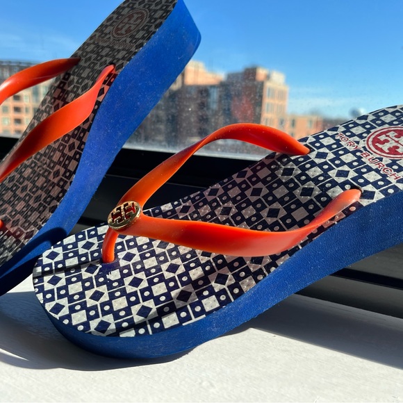 Tory Burch Platform Flip Flops. Size 9. Printed blue with orange strap. - Picture 5 of 5